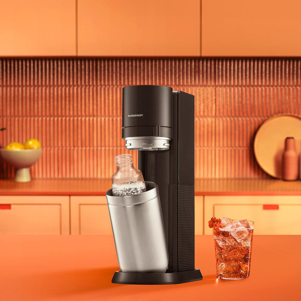 SodaStream DUO sodavandsmaskine i sort med glasflaske og PET-flaske