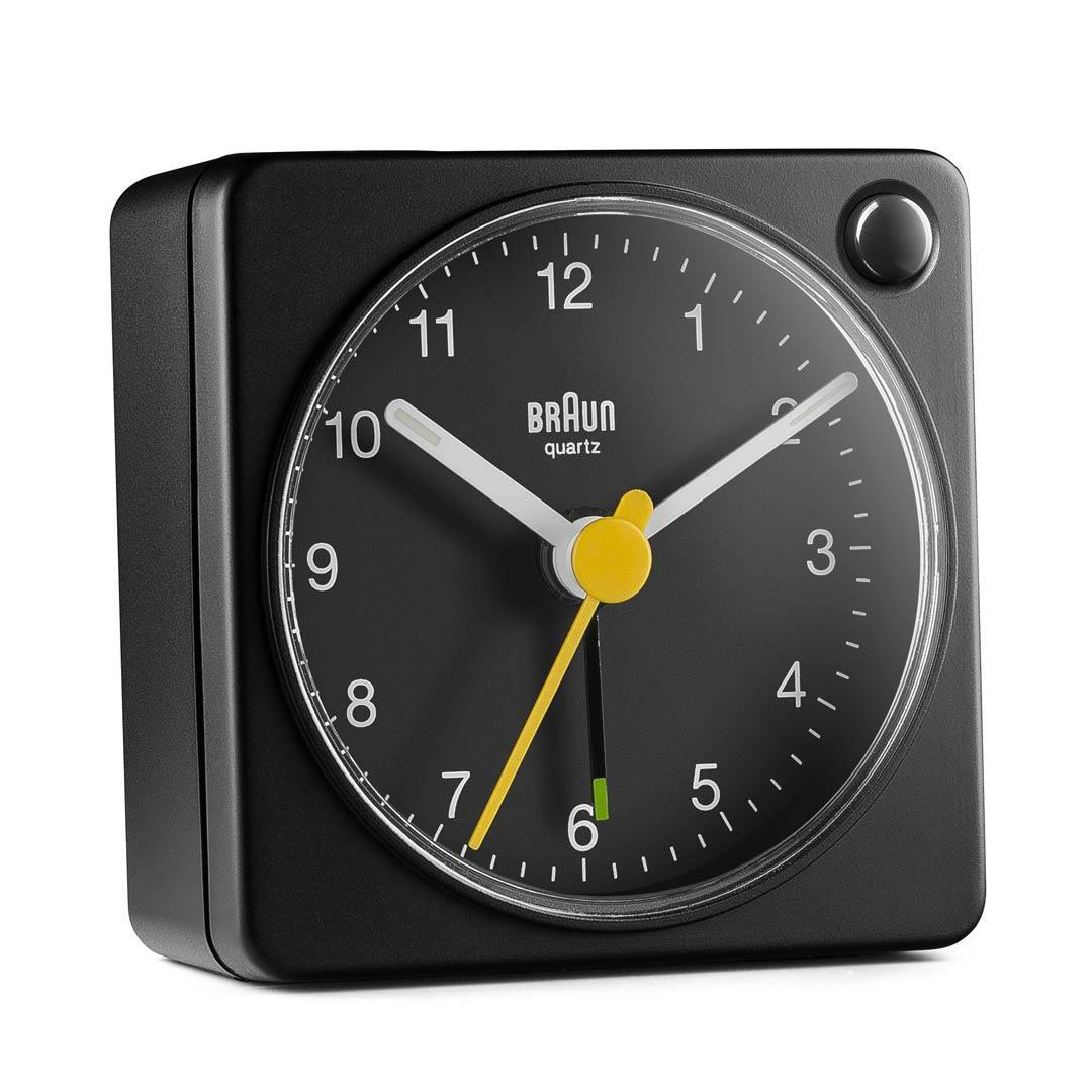 Braun BC02 klassisk analogt rejsevækkeur sort kompakt design