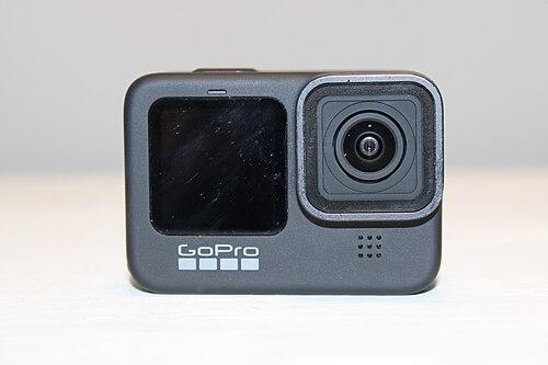 GoPro HERO13 Black actionkamera — front med linse og berøringsskærm