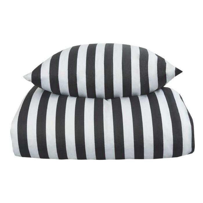 By Night Nordic Stripe sengetøj i bomuldssatin med striber fra Dynezonen
